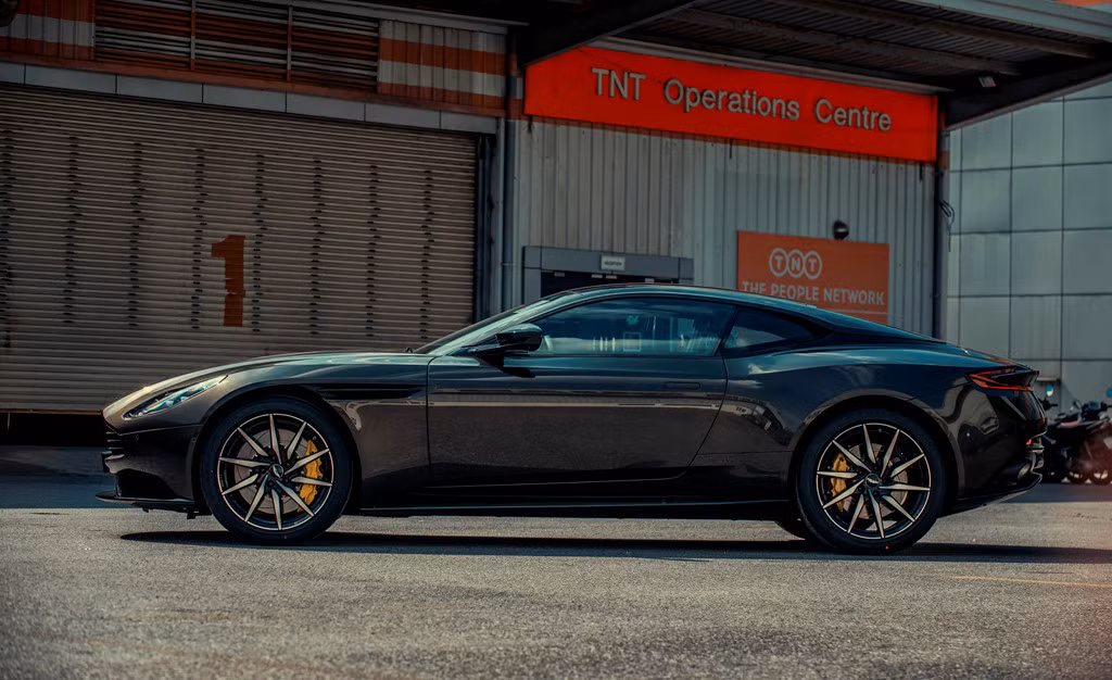 Thân xe Aston Martin DB11 màu độc này thiết kế dạng khí động học mạnh mẽ, kết hợp các khe tản gió ở đầu xe, hốc bánh xe hay cánh hướng gió “ảo” phía sau giúp chiếc xe ghì chặt xuống mặt đường ở tốc độ cao.