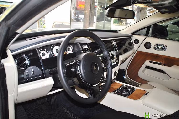 Phát triển từ cơ sở gầm bệ của mẫu Ghost, nhưng Wraith đã được Rolls-Royce hiệu chỉnh hệ thống treo để giảm tối đa độ vặn thân xe khi ôm cua, đồng thời chỉnh cho tay lái nặng hơn ở tốc độ cao, nhẹ hơn ở tốc độ thấp. Bên cạnh đó, Wraith có hệ thống vệ tinh hỗ trợ hộp số mới.