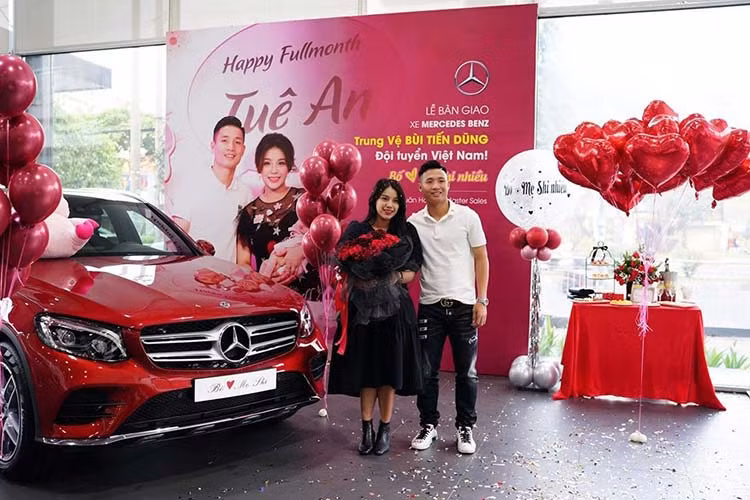 Qua những hình ảnh được chia sẻ trên mạng, có thể thấy chiếc xe mà trung vệ sinh năm 1995 này tặng cho vợ mang thương hiệu Mercedes-Benz GLC 300. Tại Việt Nam, giá xe Mercedes-Benz GLC 300 này hiện bán ra chính hãng khởi điểm khoảng 2,289 tỷ đồng.