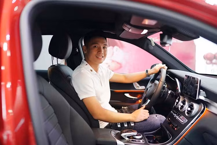 Nguồn cung cấp sức mạnh cho chiếc Mercedes-Benz GLC 300 này là khối động cơ xăng 4 xi-lanh thẳng hàng, dung tích 2.0 lít, tạo ra công suất tối đa 245 mã lực và mô-men xoắn cực đại 370 Nm. Động cơ kết hợp với hộp số tự động 9 cấp 9G-TRONIC và hệ dẫn động bốn bánh toàn thời gian 4Matic.
