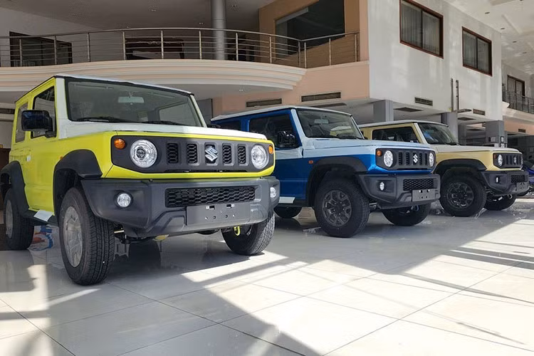 Suzuki Jimny về Việt Nam sẽ được trang bị nhiều tính năng nổi bật hiện nay như: đèn pha LED tự động, hệ thống rửa đèn pha, đèn sương mù trước, gương chiếu hậu sơn đen, có tính năng chỉnh điện/gập điện, ốp cản trước/sau chống xước và cửa cốp mở ngang đi kèm lốp dự phòng...