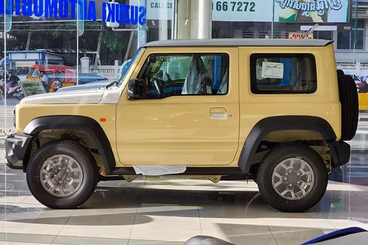 Cụ thể giá xe Suzuki Jimny 2023 tại Việt Nam cho bản 1 màu sẽ là 789 triệu đồng trong khi con số tương ứng của bản 2 màu là 799 triệu đồng. Như vậy, Suzuki Jimny quả thực có giá dưới 800 triệu đồng như hứa hẹn ban đầu tại các đại lý. Xe sẽ được nhập khẩu nguyên chiếc từ Nhật Bản với số lượng giới hạn. Thời gian giao xe rơi vào khoảng tháng 11 năm nay và hiện các đại lý đã nhận cọc.