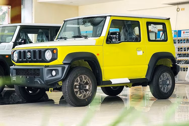 Thời gian qua, thông tin về việc mẫu SUV cỡ nhỏ Suzuki Jimny 2023 được phân phối chính hãng tại Việt Nam đã liên tục thu hút sự chú ý của người tiêu dùng trong nước. Đến nay, đại lý đã bắt đầu hé lộ giá bán và thời điểm giao xe của Suzuki Jimny tại Việt Nam. Theo đó, mẫu SUV được mệnh danh "tiểu Mercedes-Benz G-Class" này sẽ có 2 phiên bản ở Việt Nam là 1 màu và 2 màu.