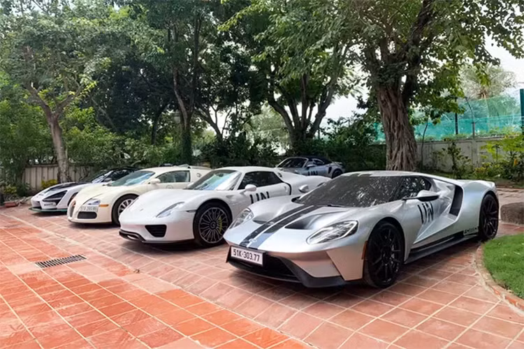 Trước đó, ông Đặng Lê Nguyên Vũ đã xác nhận với chúng tôi rằng bộ sưu tập xe của mình đã 700 chiếc, tổng trị giá hơn 3.000 tỷ đồng, và doanh nhân này sẽ còn mua sắm rất nhiều xe khủng. 