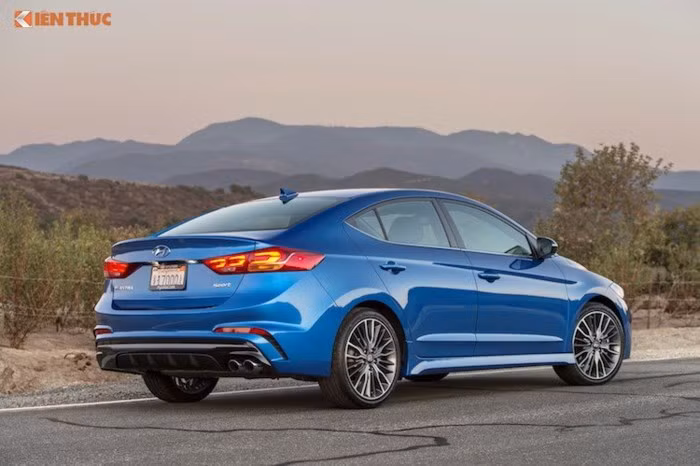 Elantra Sport phiên bản 2018 được thiết kế theo ngôn ngữ "điêu khắc dòng chảy 2.0" mới nhất của hãng, kích thước lớn hơn thế hệ cũ với các thông số Dài x Rộng x Cao lần lượt là 4.570 x 1.800 x 1450 (mm), chiều dài cơ sở 2.700 (mm) cùng khoảng sáng gầm xe 150 (mm).