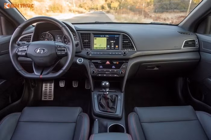 Nội thất của Elantra Sport cũng có nhiều điểm đặc biệt hơn so với các phiên bản Elantra bình thường. Đầu tiên phải kể tới vô-lăng thể thao vát đáy của chiếc xe. Tiếp theo, Dù không sử dụng những vật liệu ốp cao cấp, nhưng một số chi tiết nhựa trong xe đã được Hyundai đúc giả vân Carbon để đem tới điểm nhấn cho bên trong chiếc xe Elantra Sport.