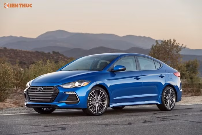 Mẫu xe Hyundai Elantra Sport 2018 với động cơ tăng áp được khá nhiều người tiêu dùng trong nước quan tâm kể từ khi ra mắt tại Malaysia. Mới đây, có thông tin cho biết phiên bản này sẽ chính thức được giới thiệu và bán ra ngay từ tháng 1/2018 tại thị trường ôtô Việt.