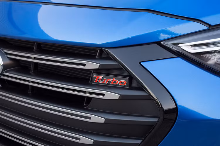 Với logo Sport trên mình, Elantra Sport có hàng loạt các cải tiến đậm tính thể thao từ trong ra ngoài so với các bản thường. Đầu tiên phải kể tới cản trước mới, gồm các khe hút gió lớn hơn, lưới tản nhiệt sơn đen với logo Turbo được gắn kín đáo và các đèn pha LED HID cao cấp.