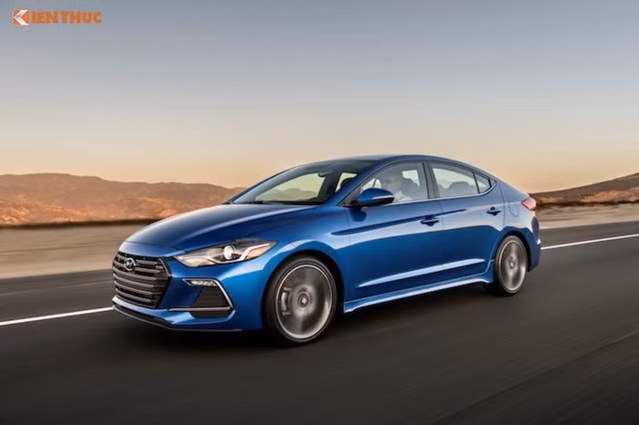 Nếu đúng như mức giá dự kiến do một số đại lý Hyundai tại Hà Nội công bố, mẫu xe Elantra Sport ohieen bản mới này sẽ có giá thấp hơn so với Mazda3 2.0, Honda Civic và Ford Focus S hoặc Focus Titanium. Phien bản Elantra 2.0 hiện đang có giá 659 triệu đồng.