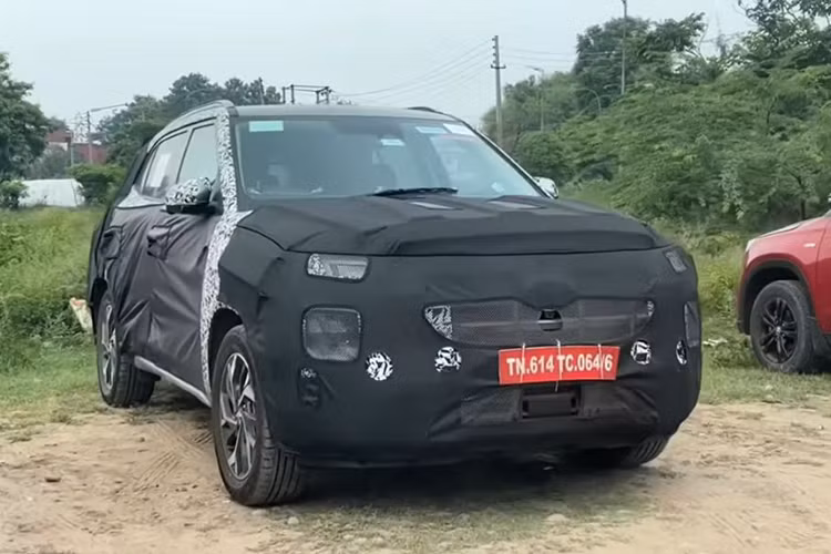 Về truyền động, động cơ xăng tăng áp 1.4L của Creta hiện tại đã ngừng sản xuất và nó cũng sẽ không xuất hiện trên phiên bản facelift. Thay vào đó, chiếc SUV sẽ được trang bị một động cơ xăng tăng áp 1.5L sản sinh công suất 115 mã lực.