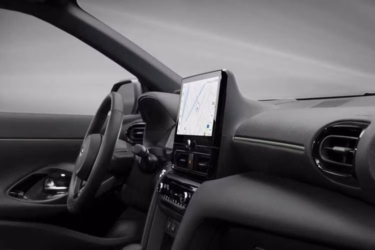 Nội thất của Yaris Cross 2024 sở hữu hàng loạt tính năng, công nghệ hiện đại hàng đầu phân khúc. Tùy thuộc vào phiên bản, xe được trang bị đồng hồ kỹ thuật số 7 inch hoặc 12,3 inch, đi kèm màn hình cảm ứng thông tin giải trí 9 inch hoặc 10,4 inch.