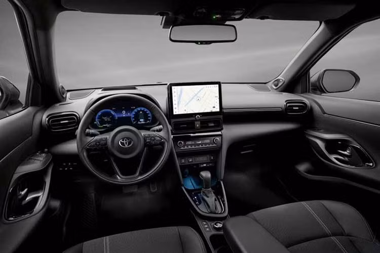 Cả hai phiên bản Premiere Edition và GR Sport đều được trang bị động cơ Hybrid 130, trong đó phiên bản GR Sport có thiết lập khung gầm thể thao hơn nhờ sự hỗ trợ của bộ phận Gazoo Racing.