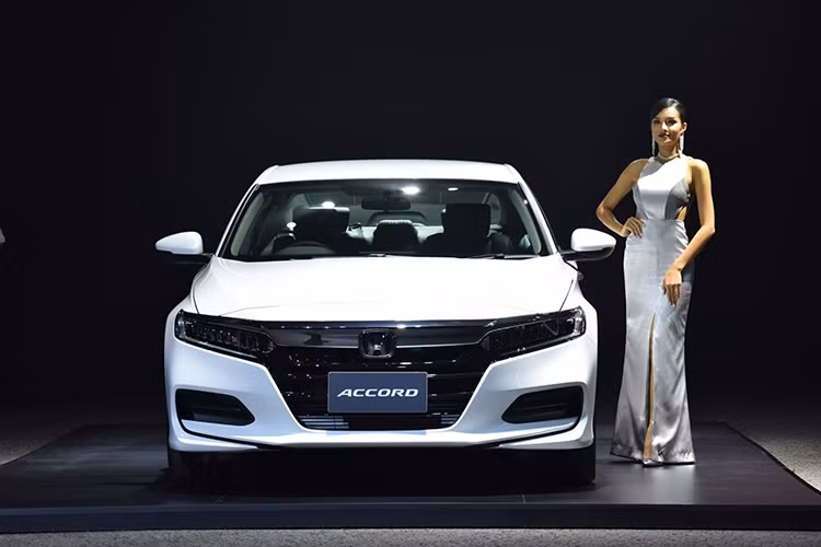 Bên ngoài, Accord 2019 được trang bị cụm đèn pha LED thanh mảnh, nồi liền với thanh mạ crôm trên lưới tản nhiệt kéo dài xuống tận cản va. Nằm hai bên lưới tản nhiệt là cụm đèn sương mù trước. Đằng sau xe xuất hiện cụm đèn hậu hình càng cua, ôm trọn 2 góc đuôi. Bản tiêu chuẩn Turbo EL được trang bị vành 17 inch, đi kèm lốp 225/50 R17, bản Accord Hybrid 2019 sử dụng vành 18 inch và lốp 235/45.