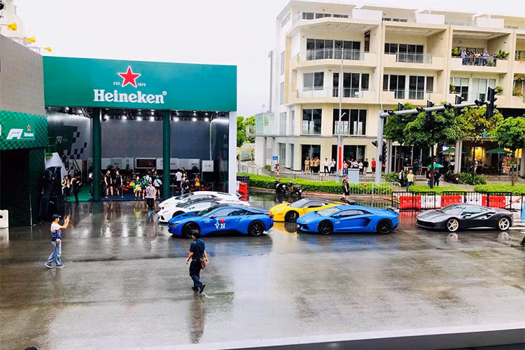 Ngoài việc được nghe, thấy và ngắm trực tiếp mà trình diễn của một chiếc xe đua F1 đình đám - giới mê xe tại Việt Nam còn được chứng kiến sự xuất hiện của dàn siêu xe tiền tỷ mà Cường Đô la cùng những thành viên nhóm Car &amp; Passion 2018 mang đến góp vui cho chương trình này.
