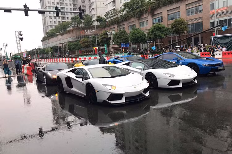 Được biết, ngoài 7 chiếc siêu xe và xe thể thao xuất hiện tại "trường đua" còn có một chiếc Ferrari 488 GTB vừa độ Misha Designs độc nhất Việt Nam nhưng được trưng bày bên trong hội trường của sự kiện.