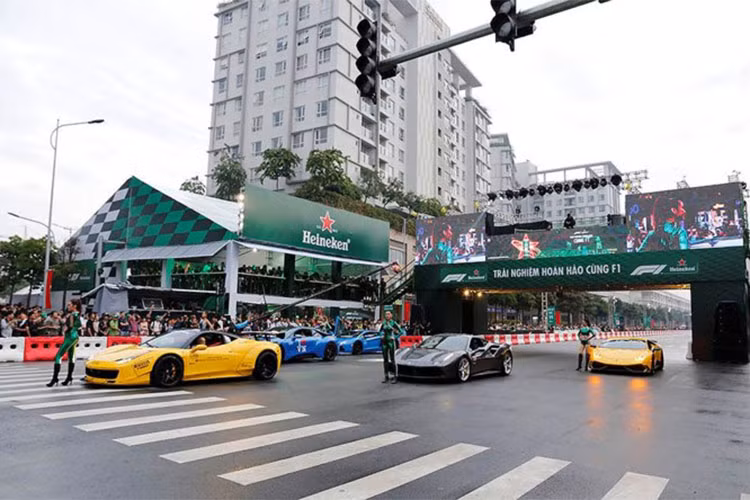 Không chỉ xuất hiện tại sự kiện chỉ để "tưng hàng", các siêu xe trong nhóm Car &amp; Passion cùng Cường Đô la cũng đã có màn biểu diễn đầy phấn khích và chở theo những người đẹp chạy vòng quanh trường đua nhằm làm nóng không khí diễn ra sự kiện biểu diễn xe đua F1.