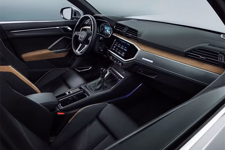 Ngoài ra, trên mẫu xe mới này hãng xe sang Audi cũng trang bị thêm các chức năng như Apple CarPlay và Android Auto, 2 cổng USB ở hàng ghế trước và 2 cổng USB cho hàng ghế sau, ổ cắm 12 V cho hàng ghế sau.