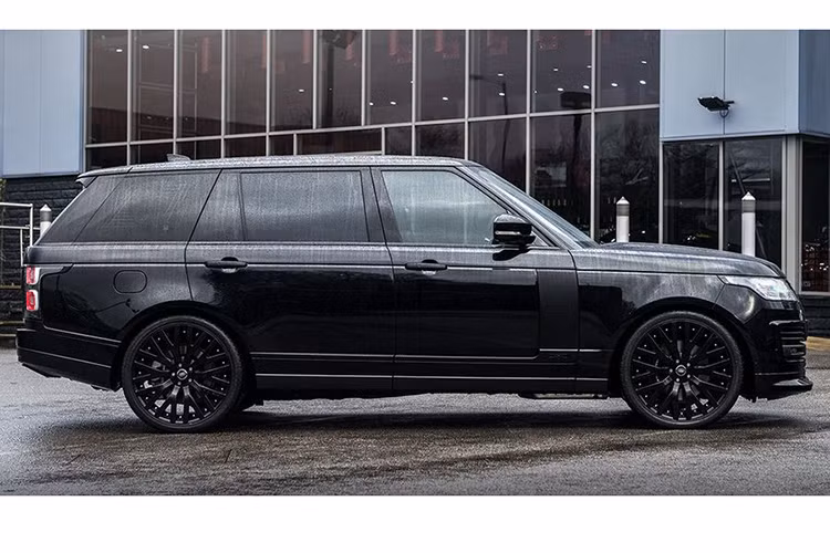 Đổi lại, chiếc SUV cao cấp mang tên Range Rover AK47 mới còn được bổ sung nhiều chi tiết độc đáo ở ngoại thất như lưới tản nhiệt mạ crôm bóng, cản sơn đen, cánh gió trước và các khe gió làm từ sợi carbon cũng như cửa sổ và cửa hậu kính màu.