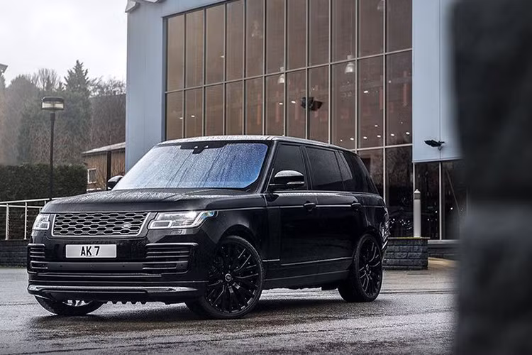 Tại Việt Nam, giá xe Range Rover LWB phiên bản mới nhất đang được các đại lý chào giá khoảng 13 tỷ đồng, đây là một sự lựa chọn chơi SUV sang dành cho các đại gia Việt đam mê thương hiệu xe sang Anh quốc.