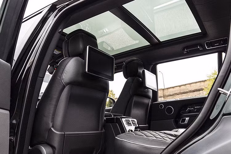 Bên cạnh các nâng cấp từ Kahn, bản độ Range Rover mới sở hữu rất nhiều tiện nghi hiện đại khác như mở cửa không cần chìa, hệ thống điều hòa 4 vùng, ra lệnh bằng giọng nói, sưởi ghế...