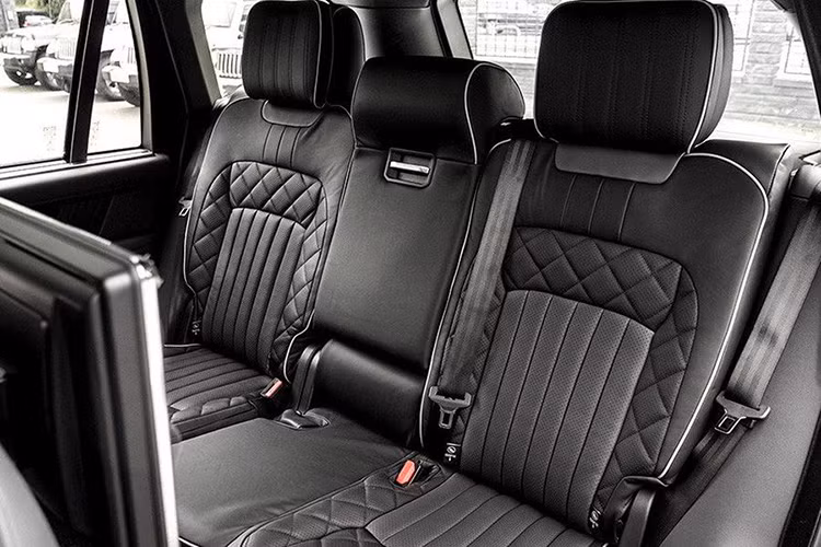 Đáng tiếc, khối động cơ V8 5.0L của chiếc Range Rover LWB vẫn được giữ nguyên, nhưng nhà độ Kahn đã bổ sung thêm nhiều trang bị tiện ích, như khoá không chìa, hệ thống điều hoà tự động 4 vùng, điều khiển bằng giọng nói và ghế ngồi có sưởi.