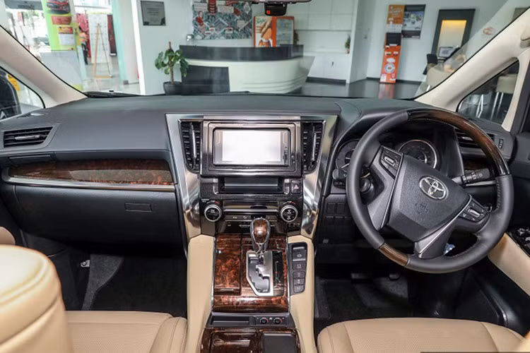 Thay đổi bên trong nội thất của Toyota Alphard 2018 bản nâng cấp lần này không đáng kể. Điểm mới là gương chiếu hậu trung tâm có chế độ hiển thị hình ảnh từ camera phía sau, giúp việc quan sát dễ dàng hơn.