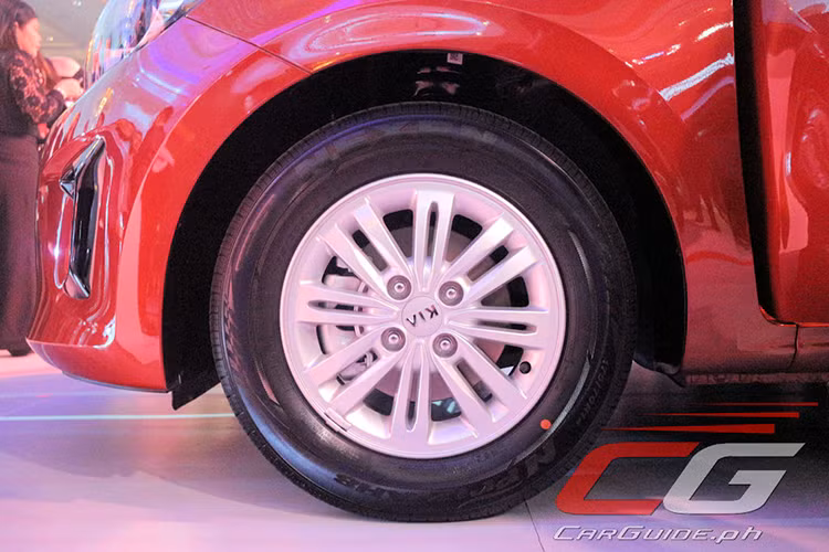 Các trang bị ngoại thất đáng chú ý khác của mẫu sedan cỡ B - Kia Soluto 2019 này bao gồm đèn pha Halogen, gương chiếu hậu gập chỉnh điện và tích hợp thêm đèn báo rẽ, đèn sương mù sau và vành thép hoặc hợp kim 14 inch, đi với lốp 170/70 R 14.