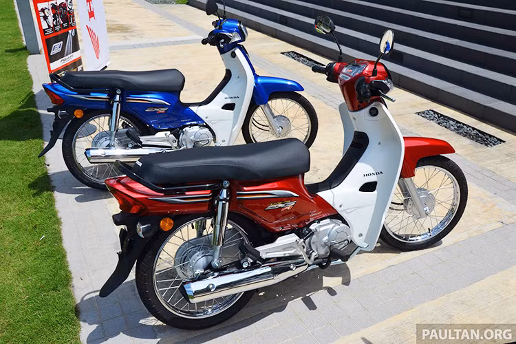Đi kèm với màu sơn đặc biệt của phiên bản mới này, hãng xe máy Honda cũng đã trang bị cho xe bộ tem mới đơn giản nhưng sang trọng với logo Dream EX5 110 FI ở Honda được ddặt ở nhiều chi tiết thân xe. Ngoài ra, tay xách phía sau và vành đèn pha phía trước xe cũng được sơn đen toàn phần. chứ không được mạ crom bóng sáng như các phiên bản trước.