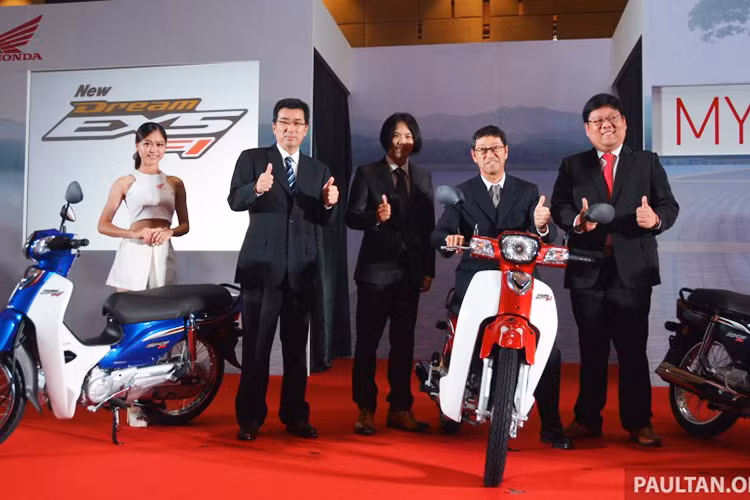Boon Siew Honda, liên doanh xe máy Nhật Bản tại Malaysia vừa chính thức giới thiệu mẫu xe Honda EX5 Dream Fi 2017, đây là phiên bản kỷ niệm 30 năm. Kể từ khi bán ra tại Malaysia năm 1987, doanh số bán hàng của EX5 Dream đạt trên 2 triệu xe, chỉ xếp sau người anh em Honda Cub.