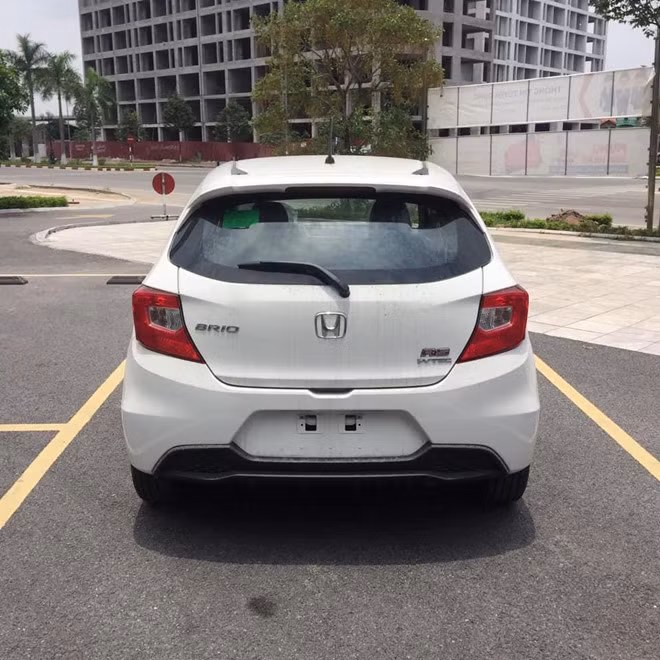 Theo lời một nhân viên đại lý Honda Hà Nội, hiện đại lý đã cho đặt cọc Brio, mức tiền cọc từ 5 đến 10 triệu đồng. Honda Việt Nam chưa công bố giá bán chính thức nhưng một nhân viên đại lý Honda Long Biên tiết lộ, mức giá khởi điểm cho Brio rơi vào khoảng 350 triệu đồng.