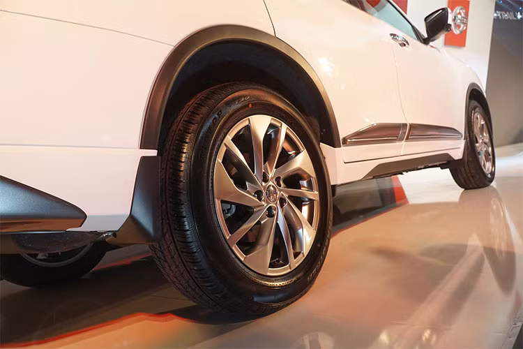 Các chi tiết ngoại thất khác của X-Trail V-Series bao gồm nẹp viền thân xe tối màu, mâm hợp kim 5 chấu kép, thân xe thiết kế khí động học... là sự kết hợp hài hòa giữa khả năng vận hành mạnh mẽ kế thừa di sản danh tiếng của Nissan trong lĩnh vực xe dẫn động 2 cầu và thiết kế hiện đại.