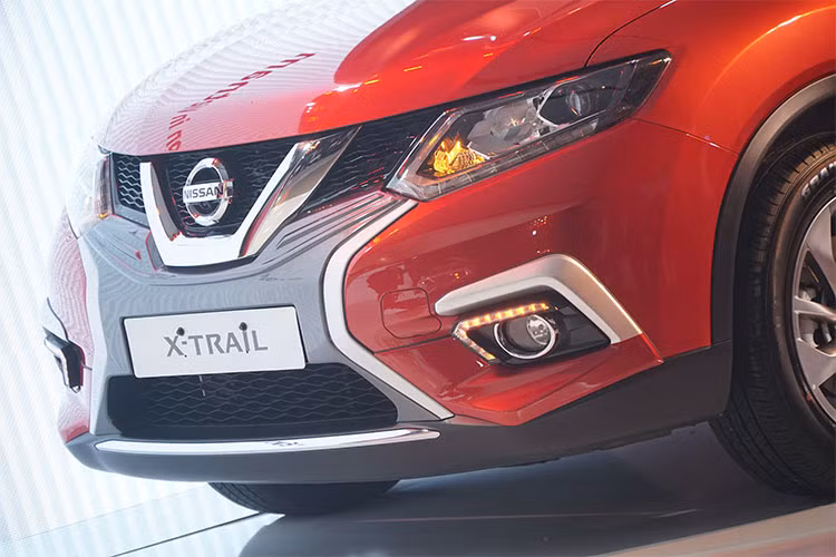 Bên cạnh đó, Nissan X-Trail V-series 2018 mới còn được trang bị thêm những tinh chỉnh ấn tượng như nẹp bước chân tích hợp đèn LED, đèn rọi logo Nissan, đèn sương mù với dải Led chạy ban ngày cũng như gương chiếu hậu tích hợp đèn báo rẽ với dải Led chạy Follow Me Home.