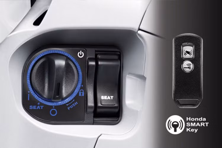 Honda SH300i 2019 tiếp tục sở hữu diện mạo sang trọng, đẳng cấp với những đường nét thiết kế tinh tế, mang đậm phong cách châu Âu cùng với hệ thống chiếu sáng toàn bộ bằng đèn LED. Mặt đồng hồ được bố trí lại và bổ sung đèn hiển thị HSTC giúp người lái dễ dăng nhận biết hơn.