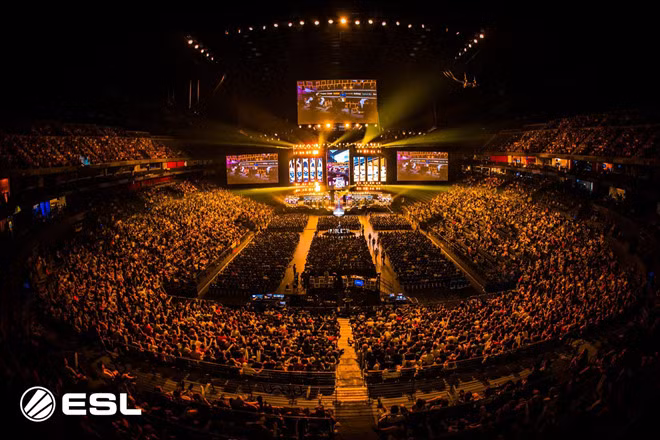 Nhờ lối chơi hấp dẫn, dễ theo dõi, mang tính Esport cao cùng với quy mô tiền thưởng lớn, những giải đấu CS vẫn thu hút hàng nghìn người xem mỗi lần tổ chức. Những cái tên như SK, Fnatic bao lần khiến khán giả trên khắp thế giới reo hò vì thao tác tay điêu luyện, tốc độ lia nhắm cực kỳ chính xác. Ảnh: Hiveminer.