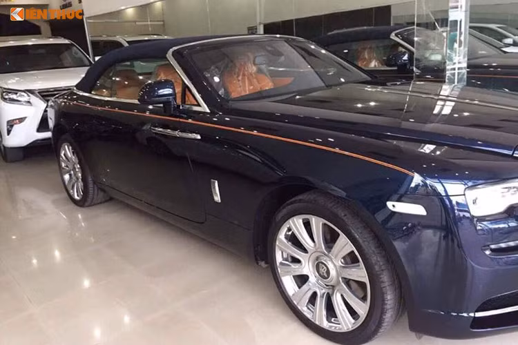 Ngoại thất chiếc Rolls-Royce Dawn độc nhất Việt Nam sở hữu bộ áo màu xanh đậm, mui xe cũng "tông xuyệt tông" với bộ áo ngoài các chi tiết mạ crom sáng bóng, hai bên thân xe còn có đường kẻ Coachline màu cam kéo dài được vẽ bằng tay bởi nghệ nhân Mark Court.