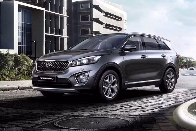 Kia Sorento 2018 sở hữu một số điểm mới bao gồm hệ thống đèn pha và đèn hậu nay đều sử dụng công nghệ LED, cụm lưới tản nhiệt “mũi hổ” làm từ kim loại tối màu. Cản trước/sau cũng được tinh chỉnh lại giúp chiếc xe trông khỏe khoắn và thể thao hơn.