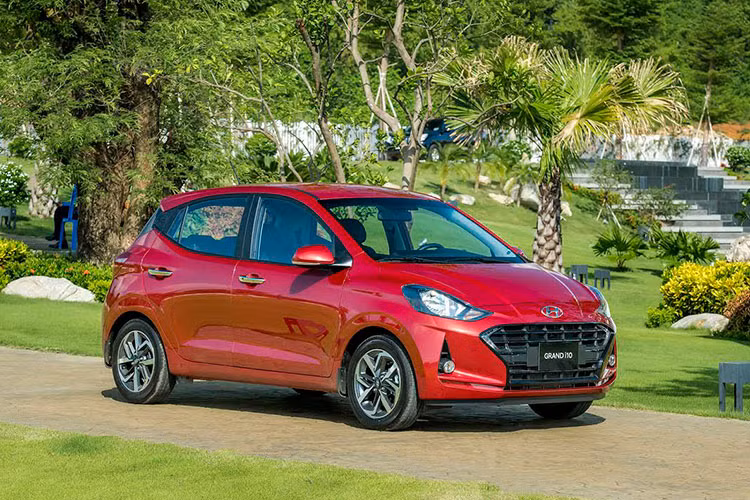 Đáng tiếc nhất trên mẫu xe cỡ nhỏ này có lẽ là việc Hyundai vẫn chỉ trang bị cho "đứa con cưng" của mình đèn pha Halogen thường chứ không có bóng Projector như kỳ vọng, đèn sương mù cũng tương tự nhưng được đặt vào hốc gió hình tam giác mới.