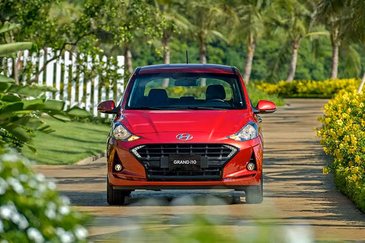 Với phiên bản Hatchback, xe có phần đầu thiết kế mới với lưới tản nhiệt mở rộng hơn, đèn định bị ban ngày dạng lưỡi liềm đặt ở đây cũng là tạo hình khác biệt so với bản.