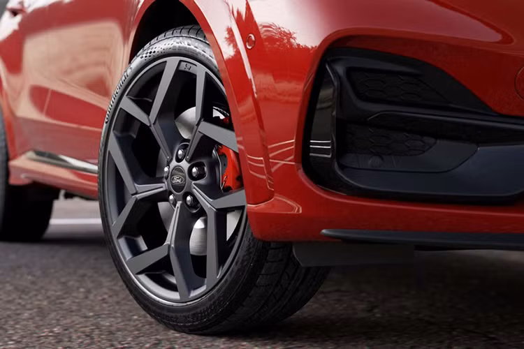 Mở cửa ra và khách hàng sẽ được chào đón bởi đèn chào mừng hình chiếu logo Puma trên mặt đất. Cabin có sự khác biệt đáng kể khi được lắp đặt hệ thống thông tin giải trí Sync 4 mới.