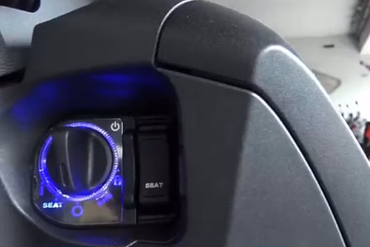 Người dùng muốn khởi động xe chỉ cần dùng thao tác vặn nút xoay về vị trí “i” trên vòng tròn ổ khóa sau đó bóp phanh trái và ga khởi động như bình thường, khi tắt máy người dùng sẽ vặn trả ngược lại vị trí ban đầu.
