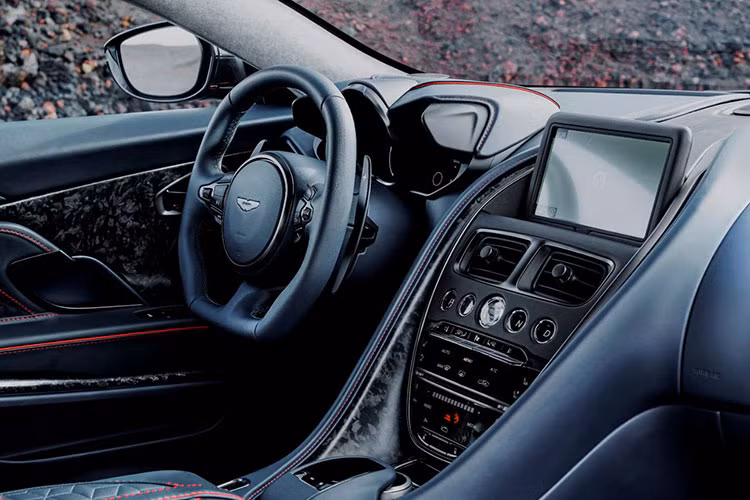 Đối với nội thất, siêu xe đình đám Aston Martin DBS Superleggera 2019 sở hữu không gian sang trọng và đẳng cấp với bọc da bò rộng rãi khắp nơi, màn hình giải trí cỡ lớn đặt ở trung tâm, các ghế ngồi thể thao có tính năng chỉnh điện nhớ vị trí và vô lăng đa chức năng...