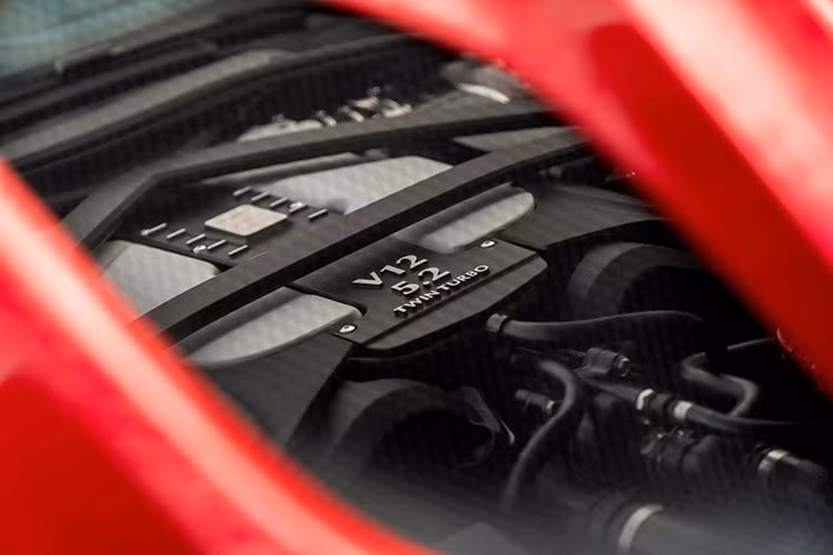 Chưa hết, Aston Martin DBS Superleggera 2019 còn mang ý nghĩa là mẫu xe đầu bảng mới của dòng Super GT trong gia đình Aston Martin. Cuối cùng, mẫu siêu xe Aston Martin DBS Superleggera 2019 còn đóng vai trò hồi sinh cả 2 thương hiệu DBS và Superleggera của hãng siêu xe Anh quốc.
