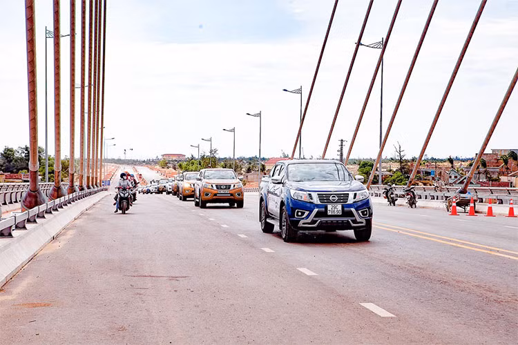 Điểm dừng đầu tiên của đoàn là Đại lý Nissan Đà Nẵng. Chủ nhà Nissan Đà Nẵng đã có cuộc tiếp đón vô cùng nồng hậu và có kiểm tra kỹ thuật tổng thể, sửa chữa cho 70 xe trong đoàn. Ở đây, Hãng dầu Total cũng đã tiếp sức các thành viên với loại nhớt dành riêng cho dòng xe Narara.