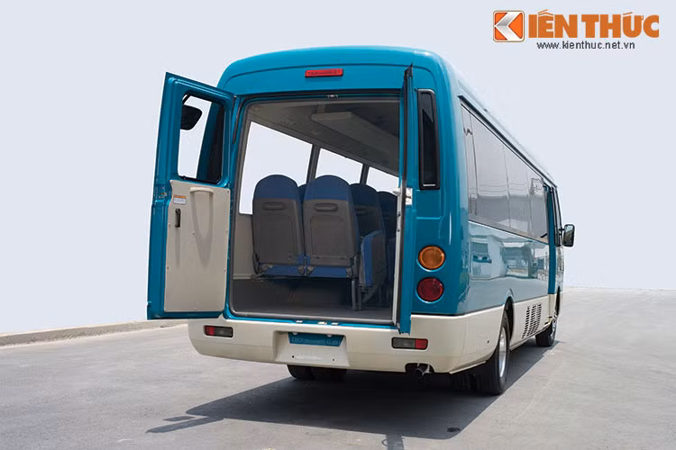 Tại thị trường Việt Nam, thương hiệu Fuso đã giới thiệu 4 phiên bản xe buýt ROSA: phiên bản Business 29 chỗ (ghế 3+1), phiên bản Executive 29 chỗ (ghế 2+2), phiên bản Exclusive 22 chỗ (ghế 2+1) và phiên bản School 53 chỗ dành cho trẻ em.