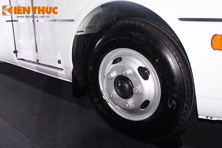 Không gian nội thất với trần xe cao và ghế ngồi vô cùng thoải mái, cửa xe có bậc lên xuống thấp và rộng. Cấu trúc thân xe cứng cáp với chất liệu thép định hình kết hợp với các thanh gia cường trên thân xe giúp trọng lượng nhẹ và độ bền cao, bảo vệ cả người lái và hành khách trong suốt hành trình.