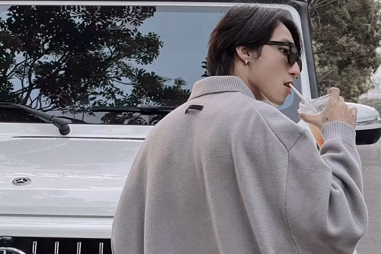 Trước khi sở hữu Mercedes-AMG G63, Sơn Tùng M-TP từng có thời gian dài cầm lái chiếc xe Range Rover Evoque màu đỏ. Về ngoại hình, chiếc SUV hạng sang Mercedes-AMG G63 của Sơn Tùng M-TP có bộ áo màu trắng cùng các chi tiết sơn đen và bộ mâm đa chấu kép sơn đen mờ.