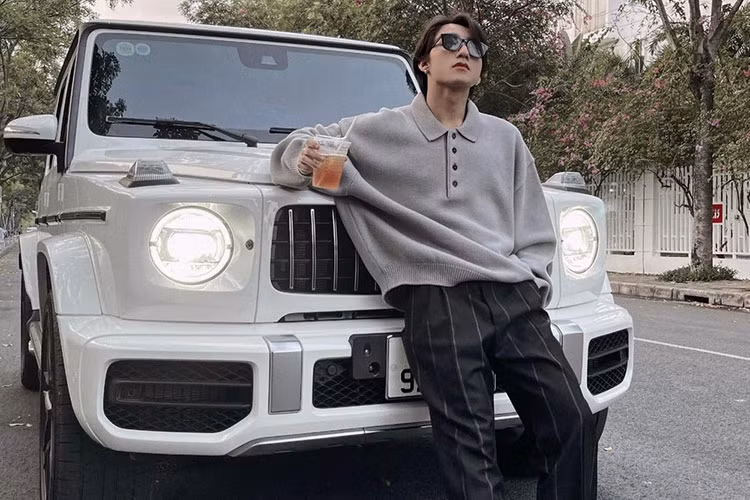 Sau Ca sĩ Tuấn Hưng, Sơn Tùng M-TP cũng đã chia sẻ hình ảnh mới mua chiếc SUV hạng sang Mercedes-AMG G63. Xe mang tông màu trắng và đã có biển kiểm soát. Chàng trai đến từ Thái Bình chia sẻ hình ảnh chiếc xe SUV hạng sang Mercedes-AMG G63 màu trắng với dòng trạng thái thích thú vì mua được ông vua địa hình vào bộ sưu tập xe của mình.