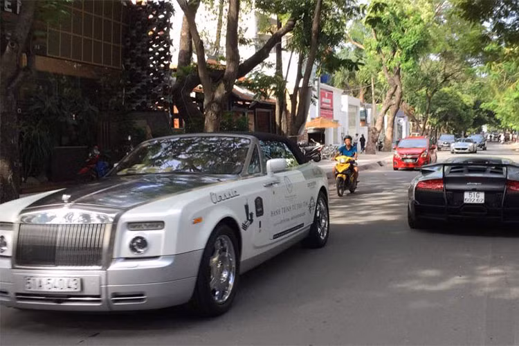 Vào cuối tuần vừa qua dàn siêu xe trăm tỷ của Chủ tịch Trung Nguyên - ông Đặng Lê Nguyên Vũ đã được các tài xế thay nhau lái từ biệt thự quận 2, TP HCM đến các cây xăng để tiếp nhiên liệu nhằm chuẩn bị tham gia vào một cuộc diễu hành độc đáo dự kiến tổ chức vào 9h sáng nay.