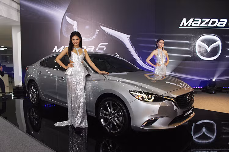 Đối thủ của Toyota Camry tại thị trường Việt là Mazda6 phiên bản 2017 đã chính thức được ra mắt vào tối ngày 11/1 vừa qua. Trên phiên bản mới này xe sở hữu thiết kế bên ngoài không có quá nhiều sự thay đổi so với phiên bản trước đây như lại được nâng cấp về động cơ.