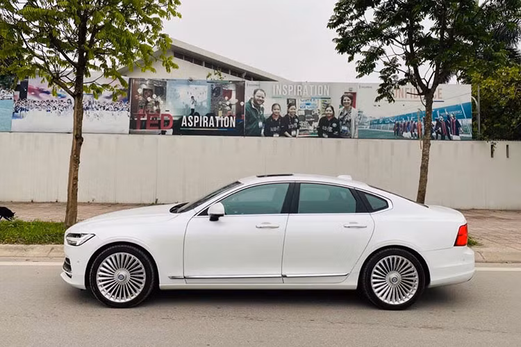 Volvo S90 Inscription sử dụng chung động cơ 2.0l 4 xi-lanh, tuy nhiên bản Momentum được trang bị cả tăng áp lẫn siêu nạp để cho công suất lên tới 316 mã lực. Với động cơ dung tích nhỏ, chiếc xe sẽ được lợi về thuế TTĐB. Phiên bản T5 Inscription này được trang bị hộp số tự động 8 cấp kết hợp với hệ dẫn động cầu trước.